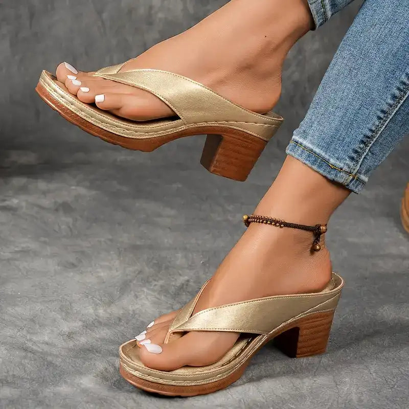 Comfortabele orthopedische dames sandalen met hoge hak, bieden voetcomfort en ondersteuning.