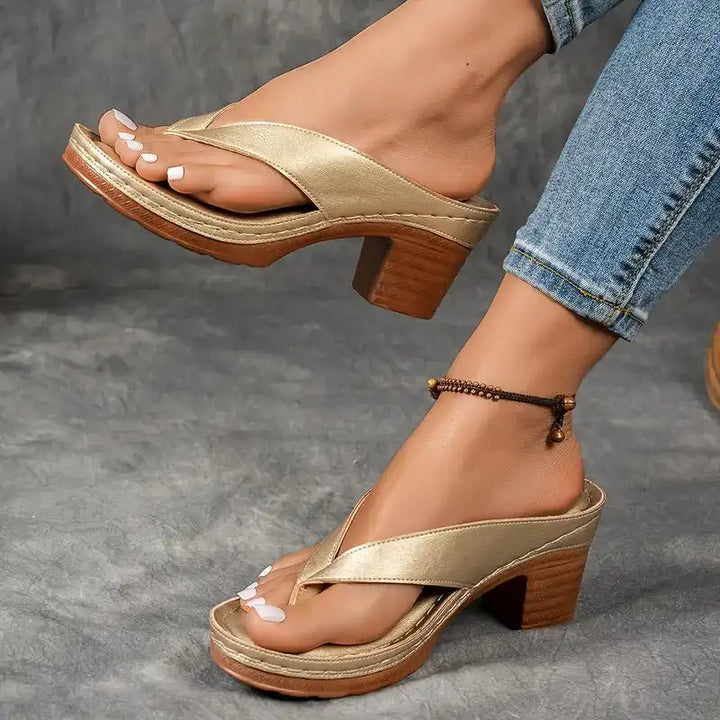 Comfortabele orthopedische dames sandalen met hoge hak, bieden voetcomfort en ondersteuning.