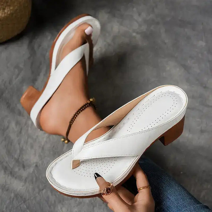 Stijlvolle dames sandaal met hoge hak, perfect voor zomeravonden, combineert elegantie en comfort.