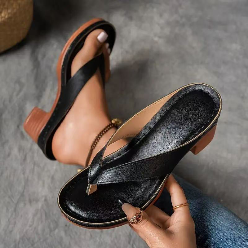 Modieuze zwarte orthopedische dames sandalen met hoge hak, ontworpen voor maximaal voetcomfort.