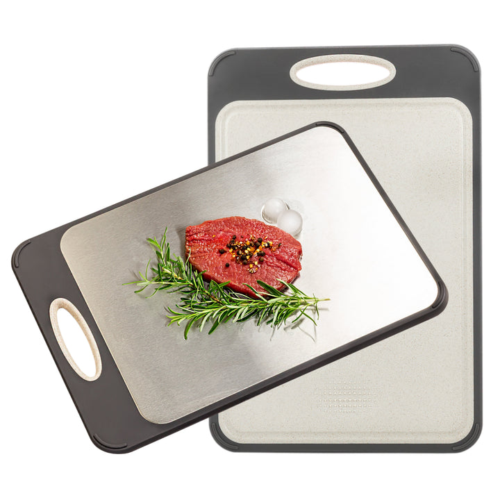 Stijlvolle RVS snijplank in moderne keuken, klaar voor koken. Duurzaam en hygiënisch roestvrij staal kookgerei.