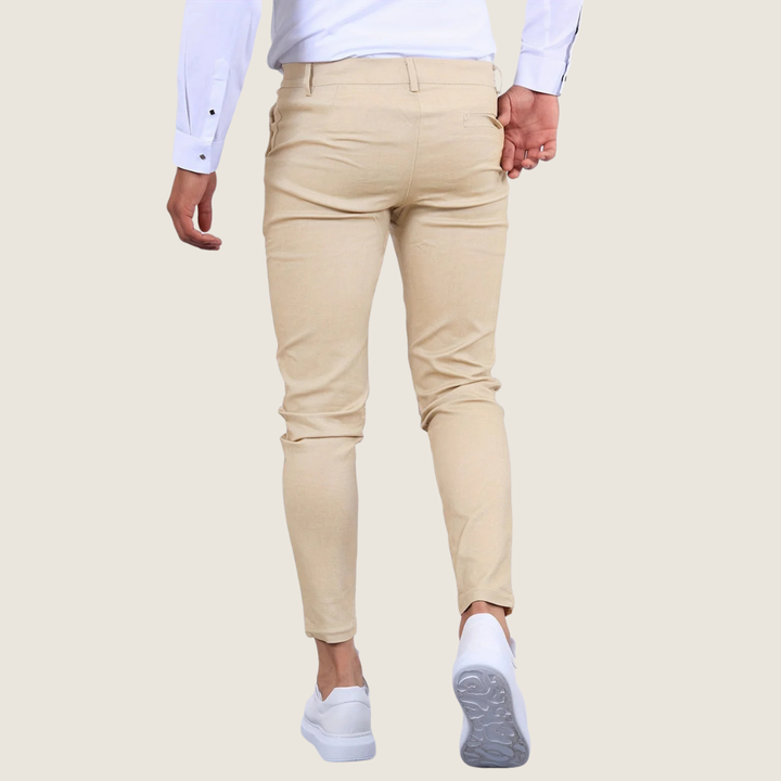 Skinny fit heren enkelbroek accentueert het figuur met een moderne en strakke pasvorm. Ideaal voor modebewuste mannen.