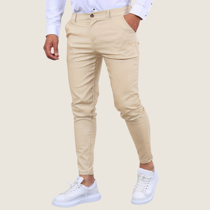 Model draagt een donkerblauwe skinny fit enkelbroek, perfect voor een stijlvolle, casual-zakelijke outfit.