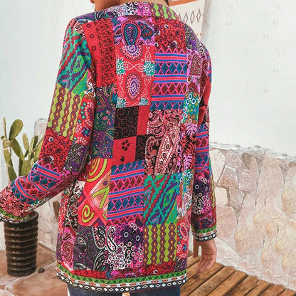 "Stijlvol bohemian lang damesvest met levendig patroon en open voorkant, ideaal voor casual lagen en comfortabel dragen."