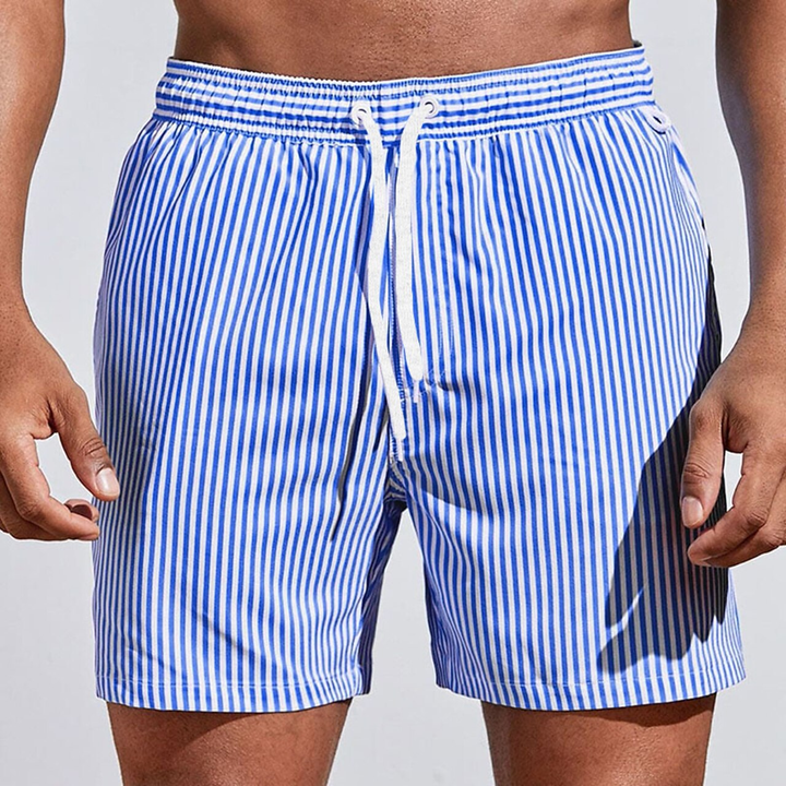 Comfortabele gestreepte heren zwembroek, de perfecte keuze voor een stijlvolle zomerse dag.