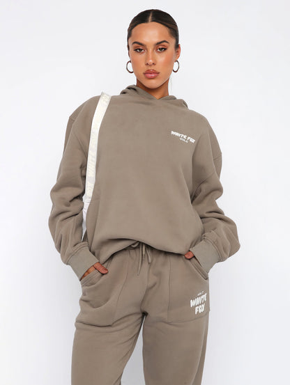 "Stijlvol dames trainingspak in moderne snit, tweedelig, zachte ademende stof, perfect voor casual en semi-formele dagen."