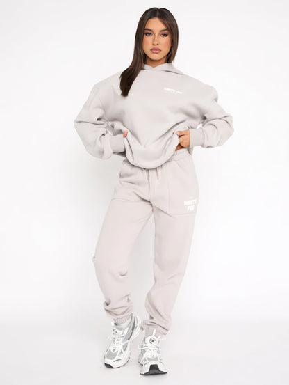 "Stijlvol dames trainingspak in moderne snit, tweedelig, zachte ademende stof, perfect voor casual en semi-formele dagen."