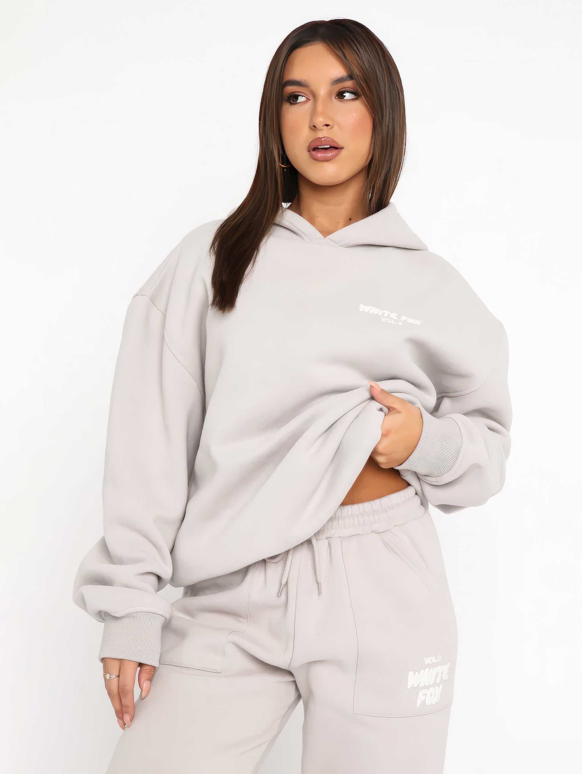 "Stijlvol dames trainingspak in moderne snit, tweedelig, zachte ademende stof, perfect voor casual en semi-formele dagen."