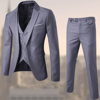 "Stijlvol heren driedelig pak met klassiek silhouet, grijsblauw, verfijnd design voor formele en semi-casual gelegenheden."
