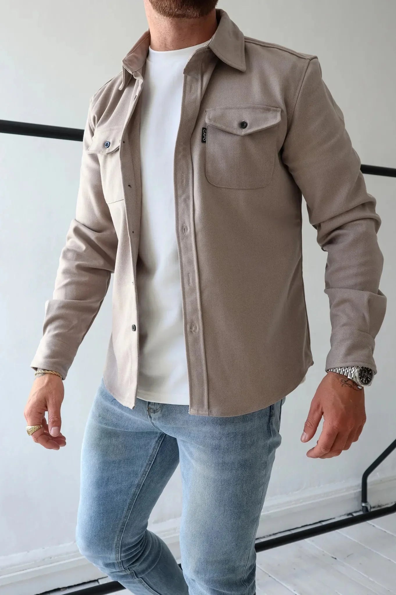 "Stijlvol heren overshirt in neutrale tinten, ideaal voor elk seizoen met moderne pasvorm en veelzijdig ontwerp."