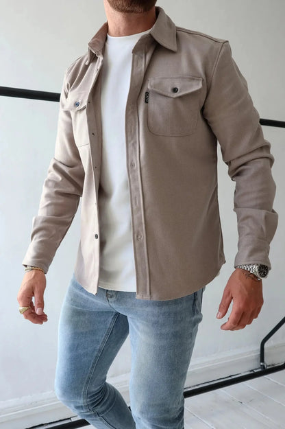 "Stijlvol heren overshirt in neutrale tinten, ideaal voor elk seizoen met moderne pasvorm en veelzijdig ontwerp."