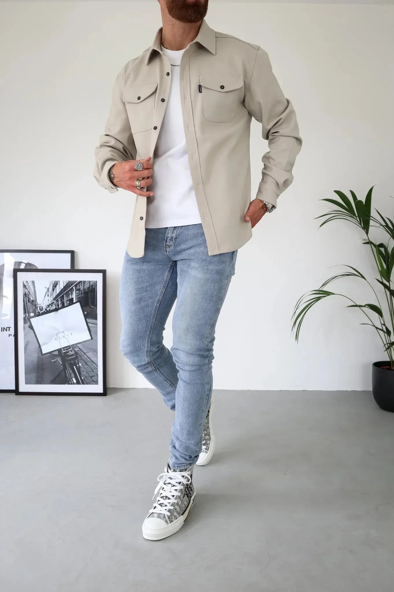 "Stijlvol heren overshirt in neutrale tinten, ideaal voor elk seizoen met moderne pasvorm en veelzijdig ontwerp."