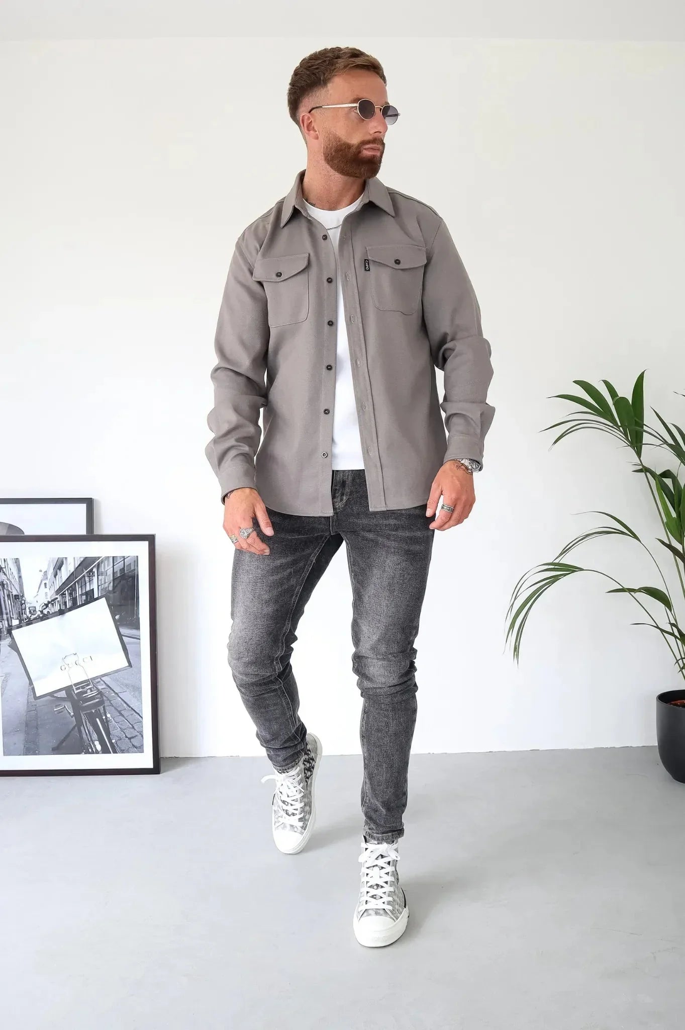 "Stijlvol heren overshirt in neutrale tinten, ideaal voor elk seizoen met moderne pasvorm en veelzijdig ontwerp."