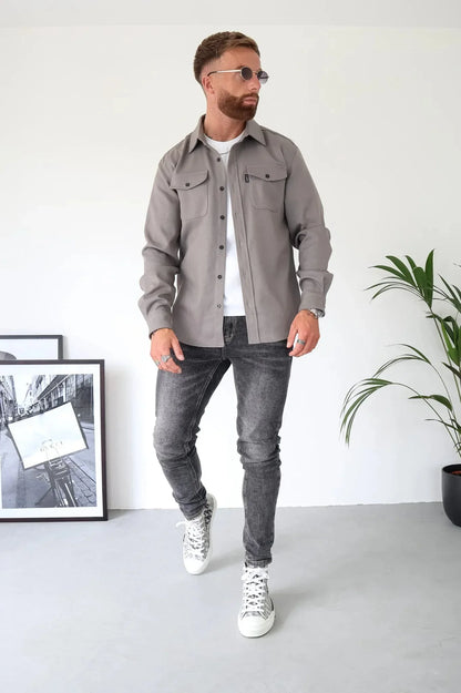 "Stijlvol heren overshirt in neutrale tinten, ideaal voor elk seizoen met moderne pasvorm en veelzijdig ontwerp."