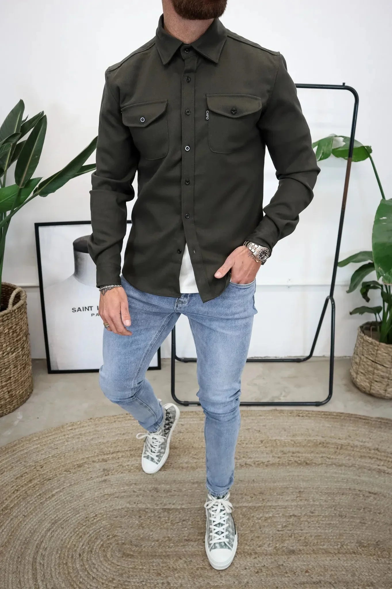 "Stijlvol heren overshirt in neutrale tinten, ideaal voor elk seizoen met moderne pasvorm en veelzijdig ontwerp."