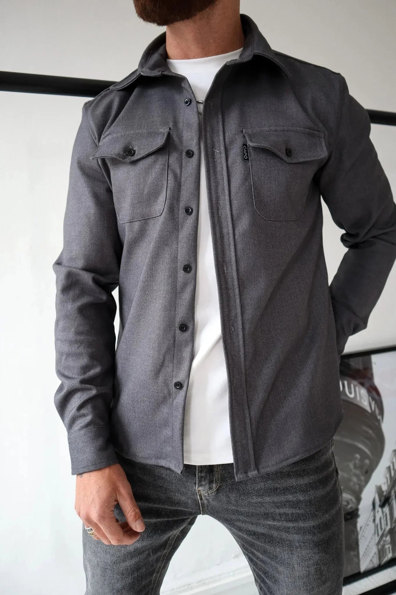 "Stijlvol heren overshirt in neutrale tinten, ideaal voor elk seizoen met moderne pasvorm en veelzijdig ontwerp."