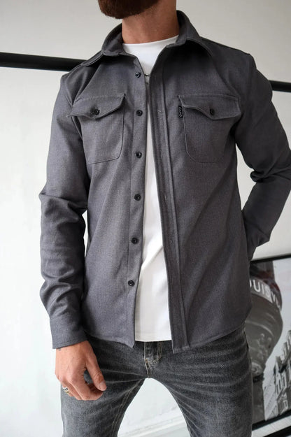 "Stijlvol heren overshirt in neutrale tinten, ideaal voor elk seizoen met moderne pasvorm en veelzijdig ontwerp."