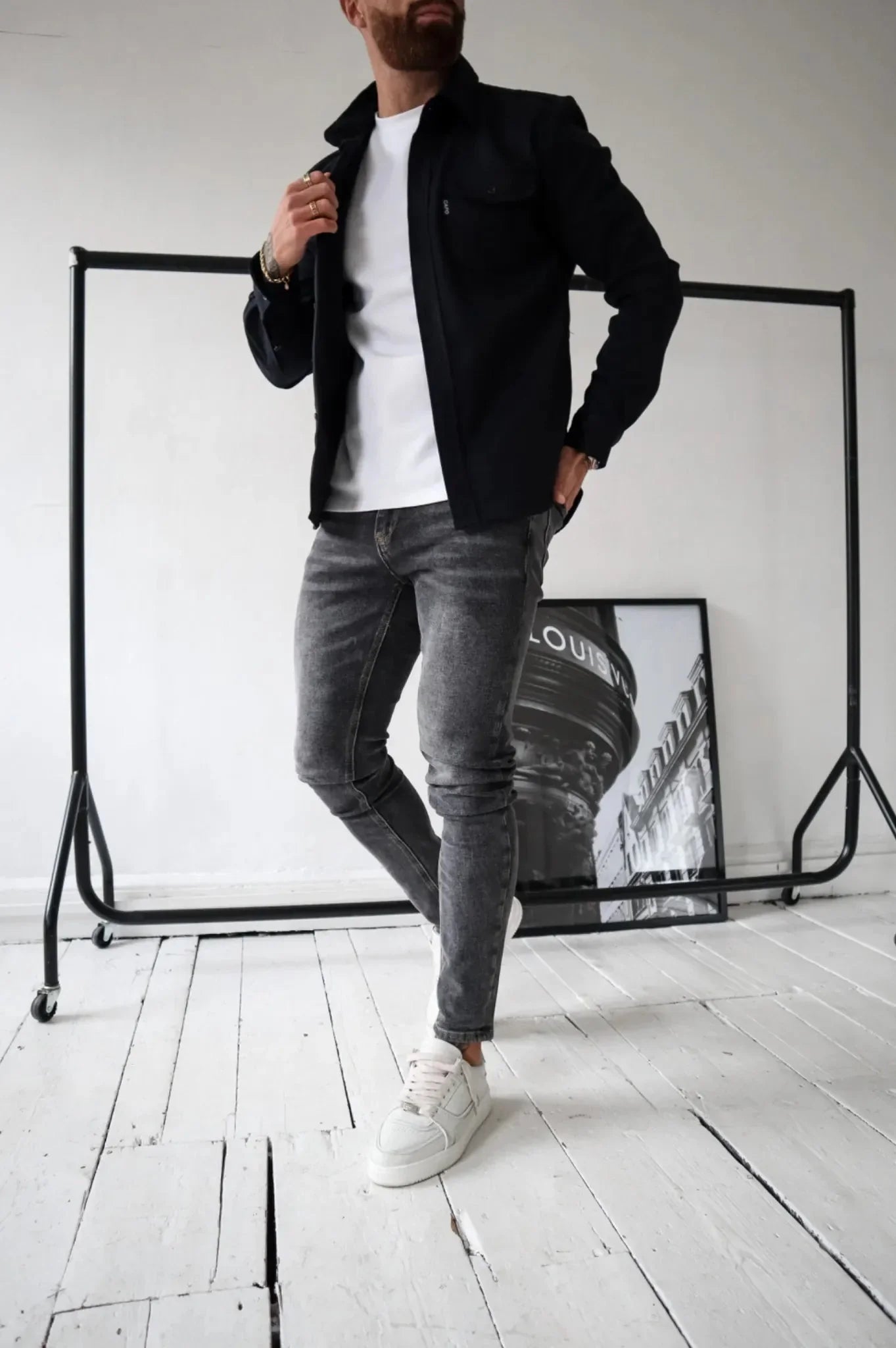 "Stijlvol heren overshirt in neutrale tinten, ideaal voor elk seizoen met moderne pasvorm en veelzijdig ontwerp."
