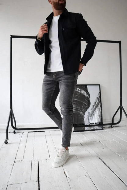 "Stijlvol heren overshirt in neutrale tinten, ideaal voor elk seizoen met moderne pasvorm en veelzijdig ontwerp."