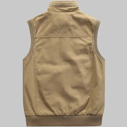"Stijlvol vintage gilet voor heren met klassiek design en meerdere zakken, perfect voor diverse outfits."