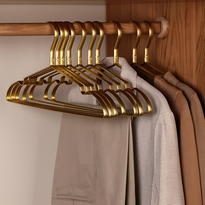 "Stijlvolle antislip aluminium kledinghangers, ruimtebesparend ontwerp, geschikt voor delicate stoffen en diverse kledingstuk
