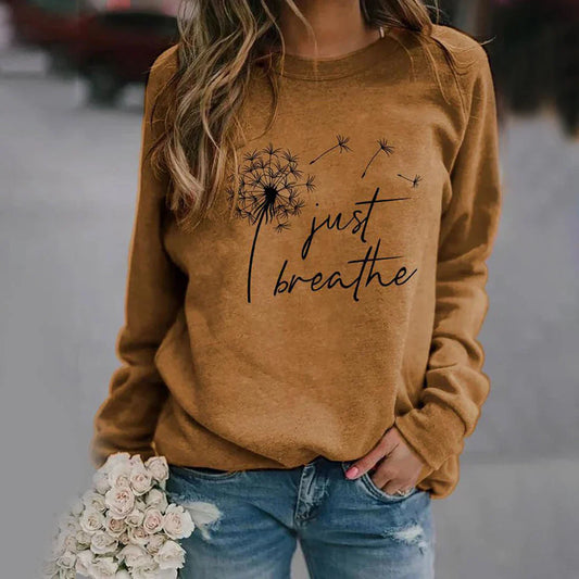 Stijlvolle Aria damestrui met 'Just Breathe' print, warme acrylstof, ronde hals, en lange mouwen voor comfort en stijl.