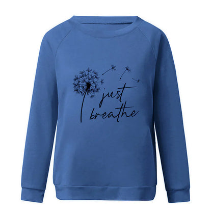 Stijlvolle Aria damestrui met 'Just Breathe' print, warme acrylstof, ronde hals, en lange mouwen voor comfort en stijl.