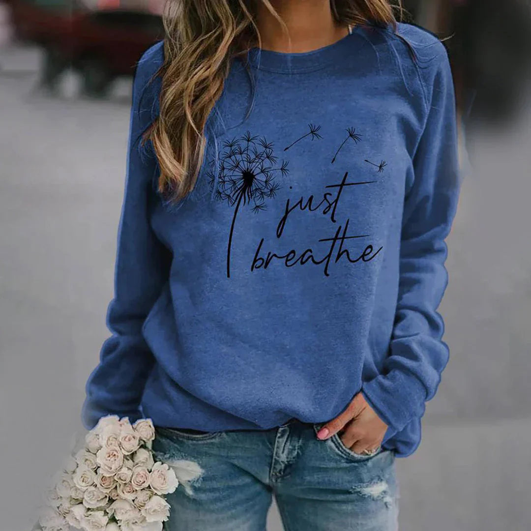 Stijlvolle Aria damestrui met 'Just Breathe' print, warme acrylstof, ronde hals, en lange mouwen voor comfort en stijl.
