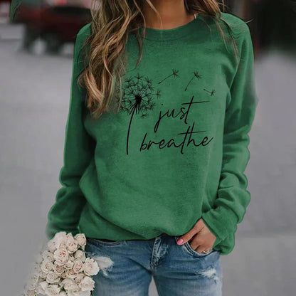 Stijlvolle Aria damestrui met 'Just Breathe' print, warme acrylstof, ronde hals, en lange mouwen voor comfort en stijl.