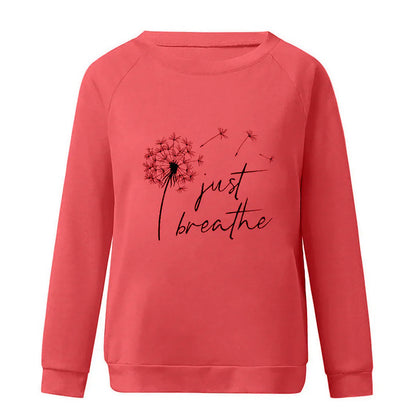 Stijlvolle Aria damestrui met 'Just Breathe' print, warme acrylstof, ronde hals, en lange mouwen voor comfort en stijl.