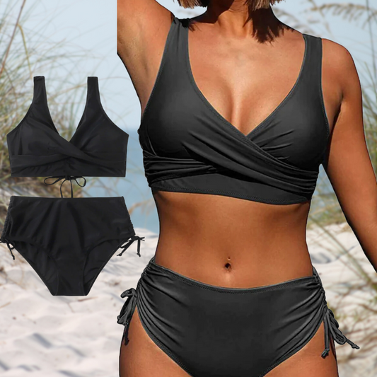"Stijlvolle bikini met opvallend design, in diverse zomerkleuren verkrijgbaar, perfect voor strand of zwembad."