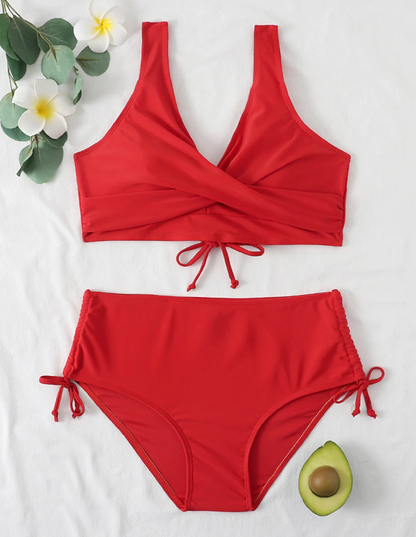"Stijlvolle bikini met opvallend design, in diverse zomerkleuren verkrijgbaar, perfect voor strand of zwembad."