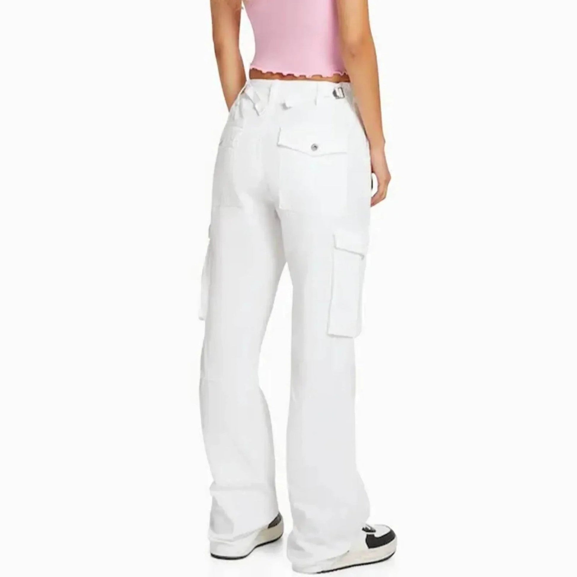 Stijlvolle blauwe cargo broek met verstelbare taille en cargozakken, ideaal voor moderne vrouwen. Comfortabel en trendy.