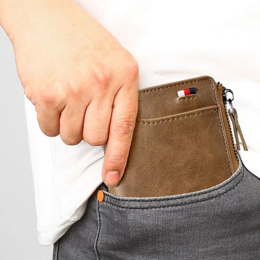 "Stijlvolle compacte RFID portemonnee voor dames, beige PU-leer, strakke look, veilige kaartsleuven, moderne accessoire."