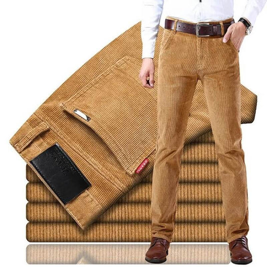 "Stijlvolle corduroy heren spijkerbroek in donkerblauw, luxe stof, veelzijdig voor casual en formele gelegenheden."