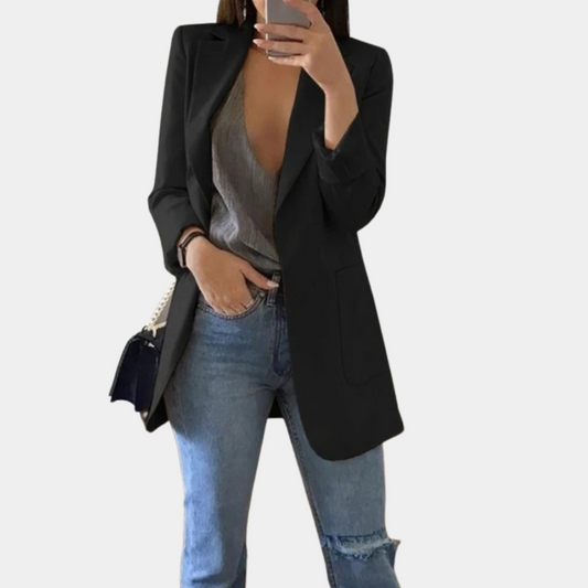 "Stijlvolle dames blazer met elegante snit, klassiek design en subtiele schouderaccenten, ideaal voor elke gelegenheid."