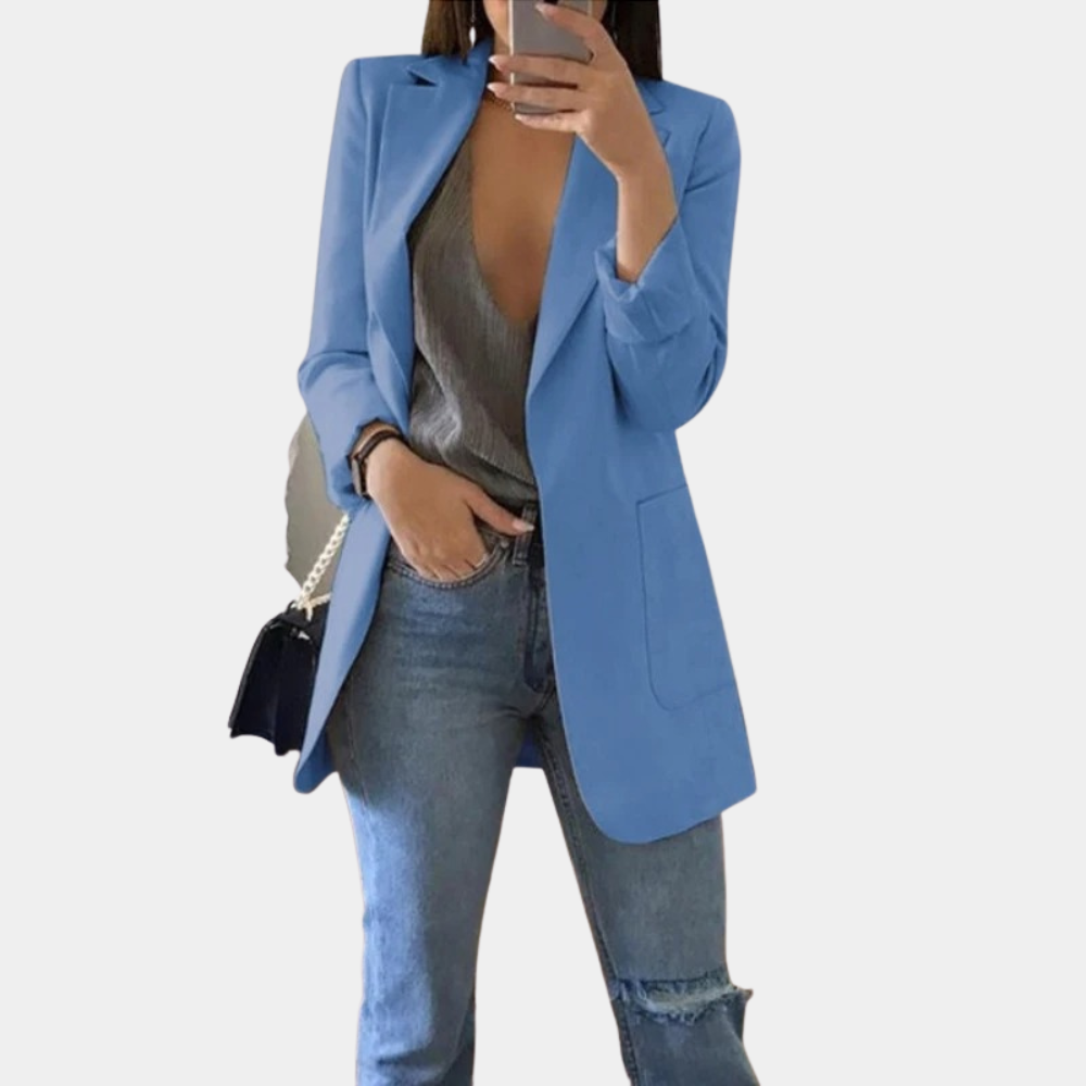 "Stijlvolle dames blazer met elegante snit, klassiek design en subtiele schouderaccenten, ideaal voor elke gelegenheid."