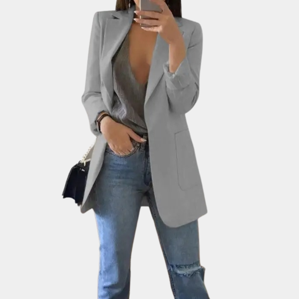 "Stijlvolle dames blazer met elegante snit, klassiek design en subtiele schouderaccenten, ideaal voor elke gelegenheid."