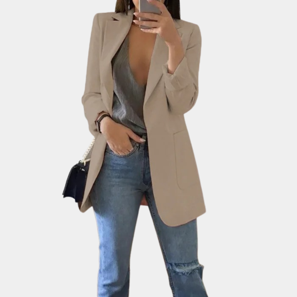 "Stijlvolle dames blazer met elegante snit, klassiek design en subtiele schouderaccenten, ideaal voor elke gelegenheid."