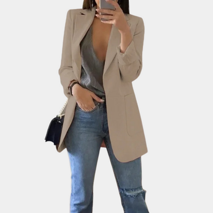 "Stijlvolle dames blazer met elegante snit, klassiek design en subtiele schouderaccenten, ideaal voor elke gelegenheid."