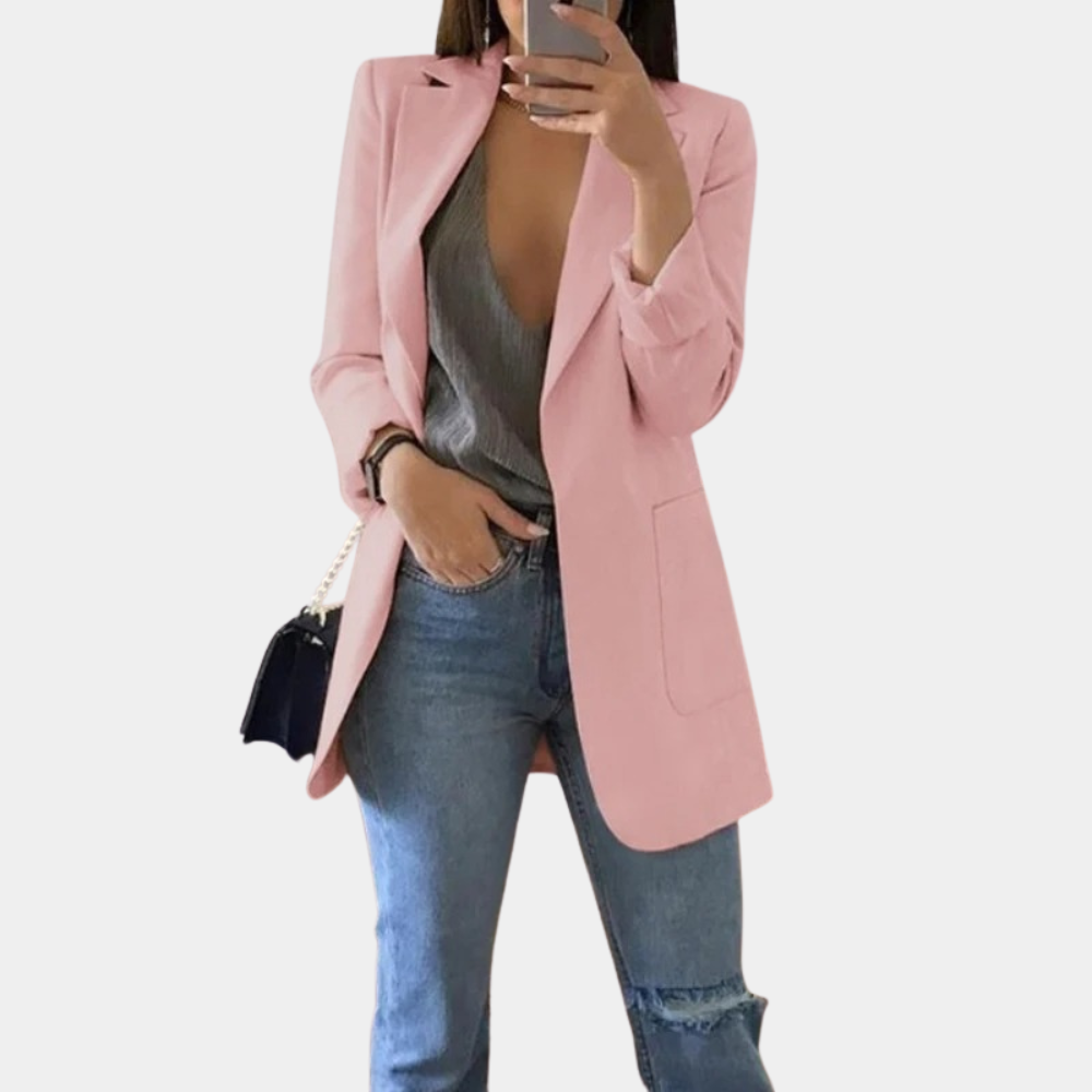 "Stijlvolle dames blazer met elegante snit, klassiek design en subtiele schouderaccenten, ideaal voor elke gelegenheid."