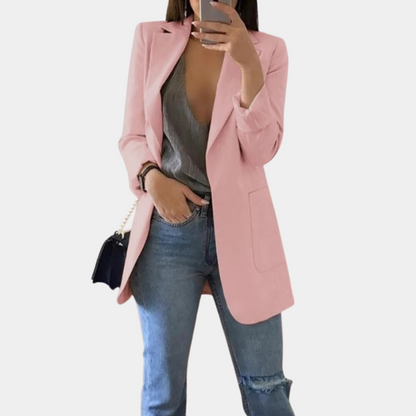 "Stijlvolle dames blazer met elegante snit, klassiek design en subtiele schouderaccenten, ideaal voor elke gelegenheid."