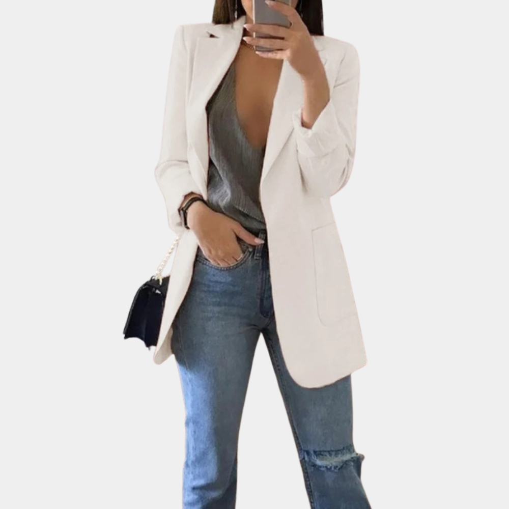 "Stijlvolle dames blazer met elegante snit, klassiek design en subtiele schouderaccenten, ideaal voor elke gelegenheid."