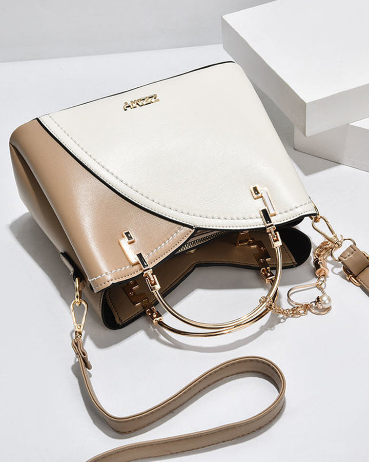 Dames crossbodytas van PU leer gedragen door model, praktisch en stijlvol voor onderweg.