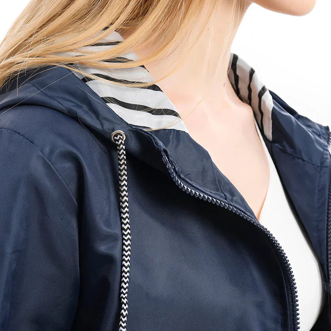 "Stijlvolle dames regenjas, waterdicht en elegant, flatterende pasvorm in diverse kleuren en maten, perfect voor regenachtige