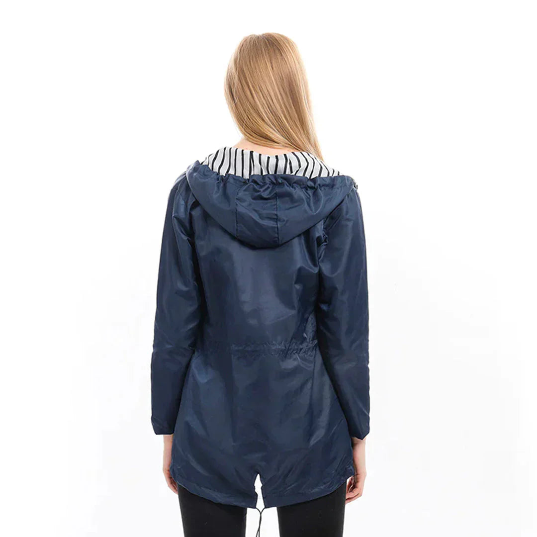 "Stijlvolle dames regenjas, waterdicht en elegant, flatterende pasvorm in diverse kleuren en maten, perfect voor regenachtige
