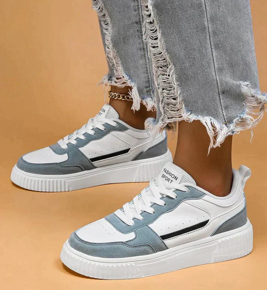 "Stijlvolle dames sneakers in zwart met wit. Modern design, ademende materialen en antislipzool bieden comfort en grip."