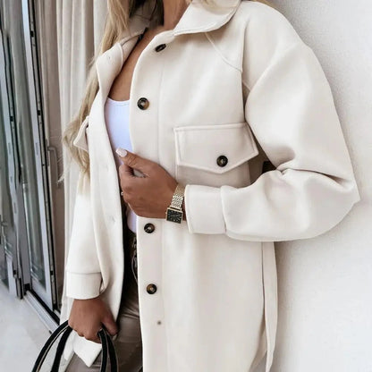 "Stijlvolle dames voorjaarsjas met elegante snit en weerbestendige stof, perfect voor comfort en stijl in de lente."