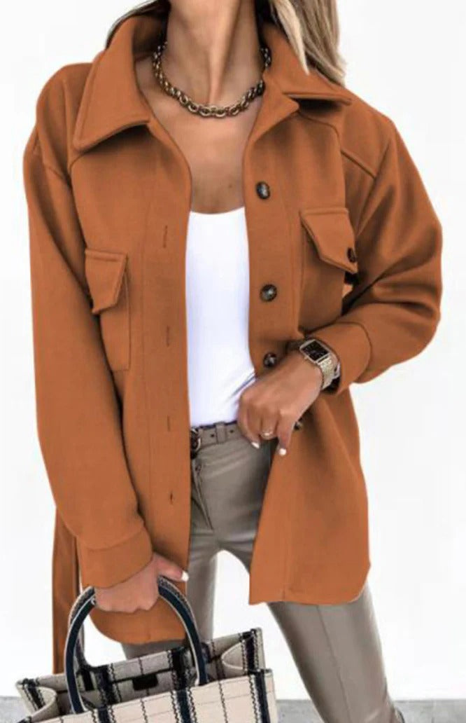 "Stijlvolle dames voorjaarsjas met elegante snit en weerbestendige stof, perfect voor comfort en stijl in de lente."