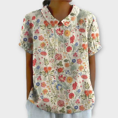 "Stijlvolle damesbloes met bloemenprint van katoen-linnen voor elegantie en comfort, perfect voor zonnige dagen."